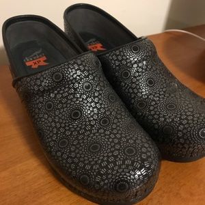 Pro XP Dansko - Medallion Patent Black - Size 38